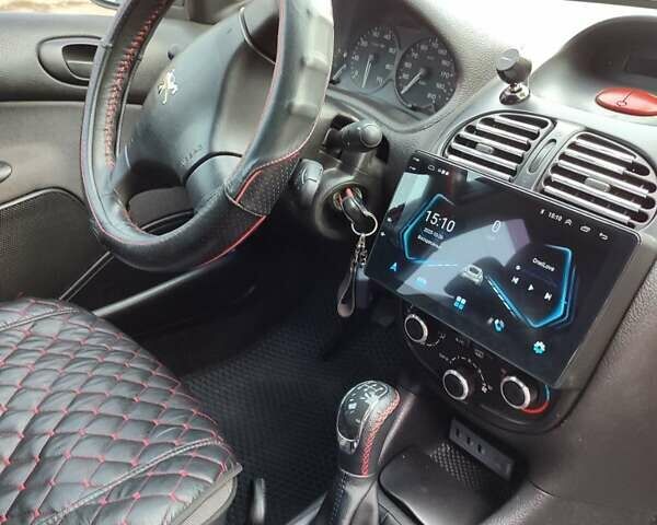 Червоний Пежо 206, об'ємом двигуна 1.36 л та пробігом 230 тис. км за 3800 $, фото 12 на Automoto.ua