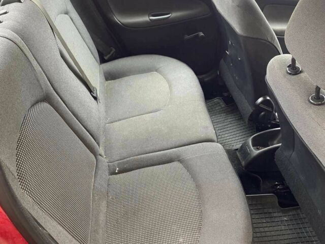 Красный Пежо 206, объемом двигателя 1.4 л и пробегом 170 тыс. км за 2800 $, фото 7 на Automoto.ua