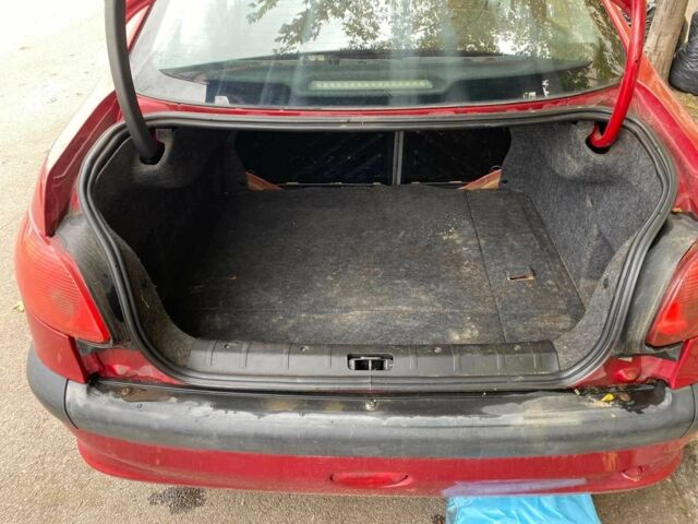 Красный Пежо 206, объемом двигателя 1.4 л и пробегом 170 тыс. км за 2800 $, фото 5 на Automoto.ua