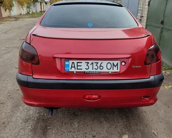 Червоний Пежо 206, об'ємом двигуна 1.36 л та пробігом 230 тис. км за 3800 $, фото 4 на Automoto.ua