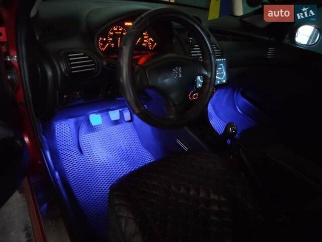 Червоний Пежо 206, об'ємом двигуна 1.36 л та пробігом 230 тис. км за 3800 $, фото 21 на Automoto.ua