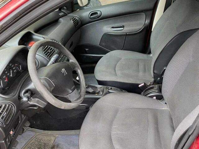 Красный Пежо 206, объемом двигателя 1.4 л и пробегом 170 тыс. км за 2800 $, фото 8 на Automoto.ua