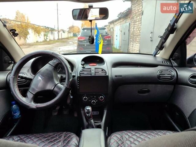 Червоний Пежо 206, об'ємом двигуна 1.36 л та пробігом 230 тис. км за 3800 $, фото 16 на Automoto.ua