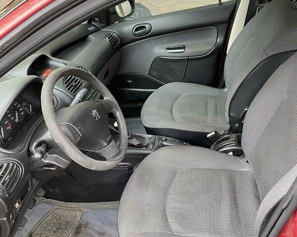Червоний Пежо 206, об'ємом двигуна 1.4 л та пробігом 170 тис. км за 2800 $, фото 8 на Automoto.ua