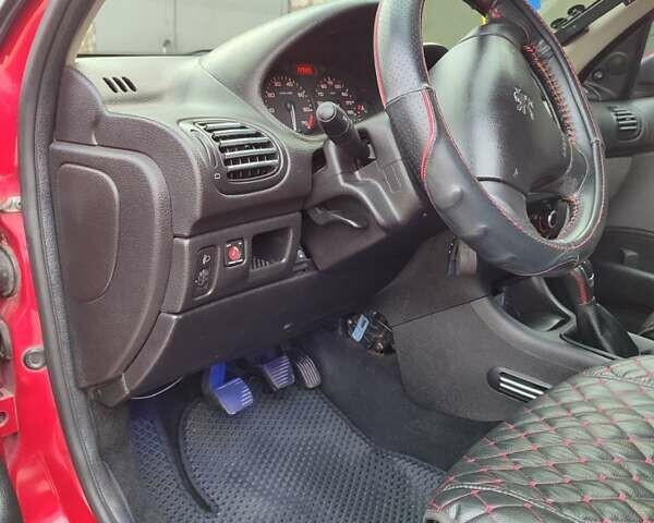 Червоний Пежо 206, об'ємом двигуна 1.36 л та пробігом 230 тис. км за 3800 $, фото 2 на Automoto.ua