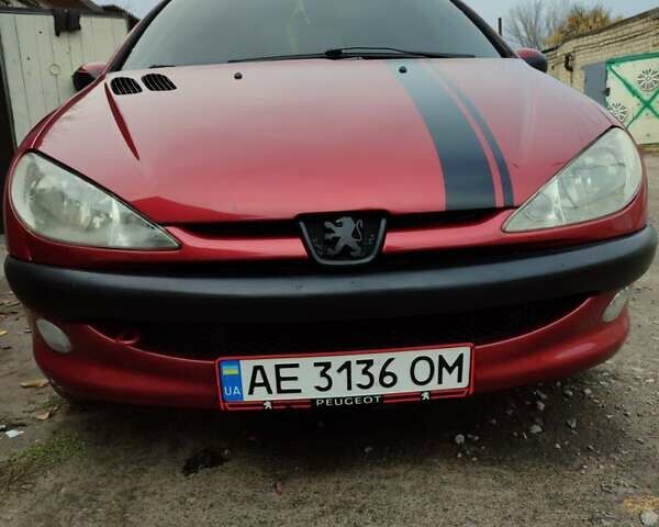 Червоний Пежо 206, об'ємом двигуна 1.36 л та пробігом 230 тис. км за 3800 $, фото 5 на Automoto.ua