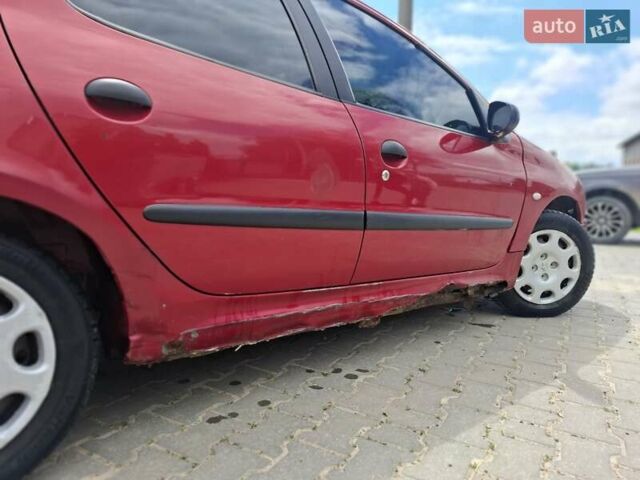 Красный Пежо 206, объемом двигателя 1.36 л и пробегом 194 тыс. км за 1400 $, фото 11 на Automoto.ua
