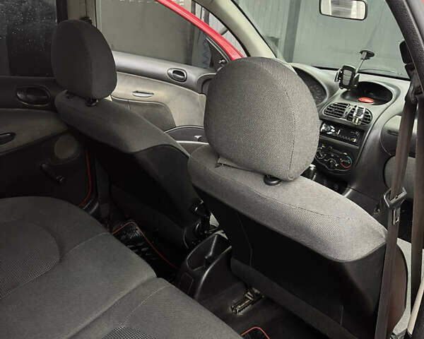 Красный Пежо 206, объемом двигателя 1.36 л и пробегом 133 тыс. км за 3800 $, фото 17 на Automoto.ua