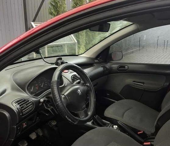 Красный Пежо 206, объемом двигателя 1.4 л и пробегом 133 тыс. км за 3500 $, фото 10 на Automoto.ua