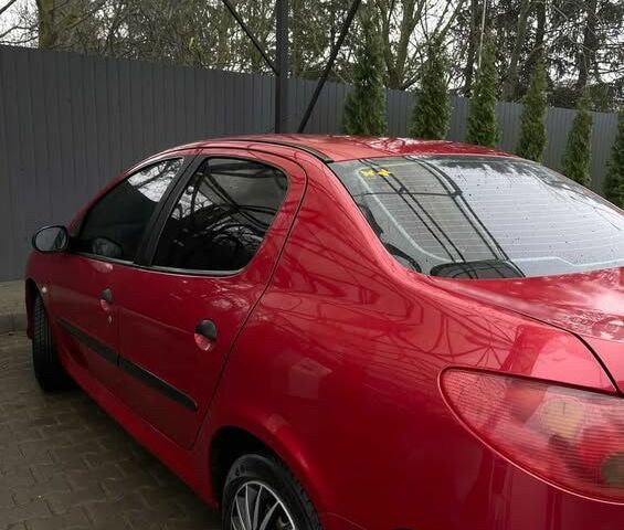 Красный Пежо 206, объемом двигателя 1.4 л и пробегом 133 тыс. км за 3500 $, фото 4 на Automoto.ua