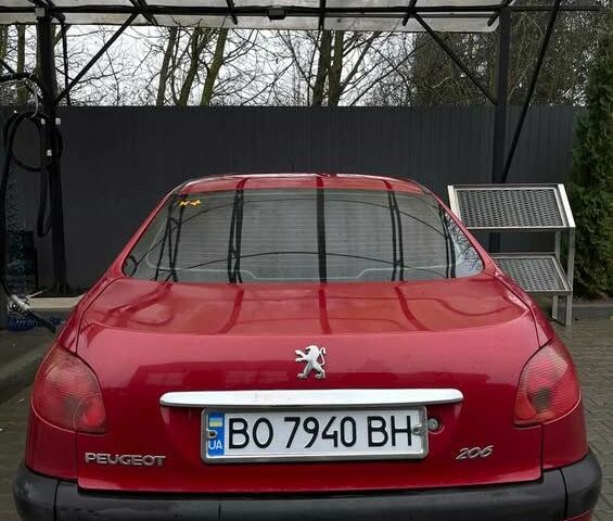 Красный Пежо 206, объемом двигателя 1.4 л и пробегом 133 тыс. км за 3500 $, фото 1 на Automoto.ua