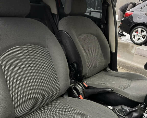 Красный Пежо 206, объемом двигателя 1.36 л и пробегом 133 тыс. км за 3800 $, фото 15 на Automoto.ua