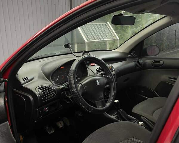 Красный Пежо 206, объемом двигателя 1.36 л и пробегом 133 тыс. км за 3800 $, фото 11 на Automoto.ua