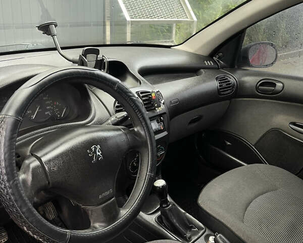 Красный Пежо 206, объемом двигателя 1.36 л и пробегом 133 тыс. км за 3800 $, фото 12 на Automoto.ua