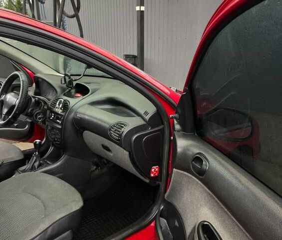 Красный Пежо 206, объемом двигателя 1.4 л и пробегом 133 тыс. км за 3500 $, фото 9 на Automoto.ua