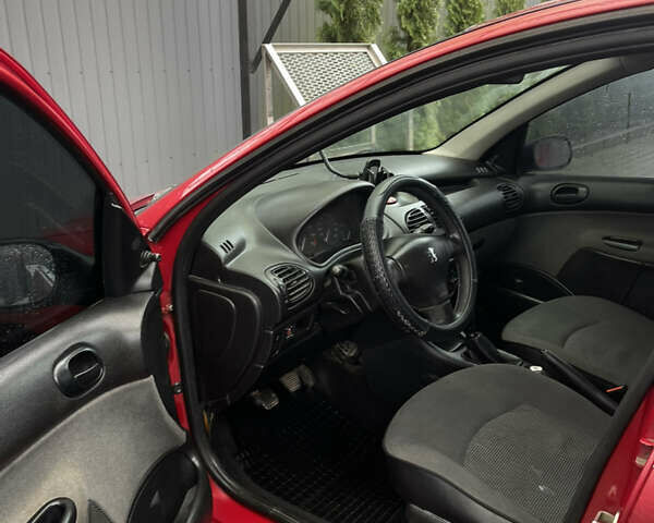 Красный Пежо 206, объемом двигателя 1.36 л и пробегом 133 тыс. км за 3800 $, фото 14 на Automoto.ua