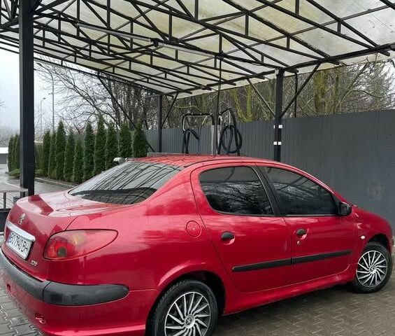 Красный Пежо 206, объемом двигателя 1.4 л и пробегом 133 тыс. км за 3500 $, фото 2 на Automoto.ua