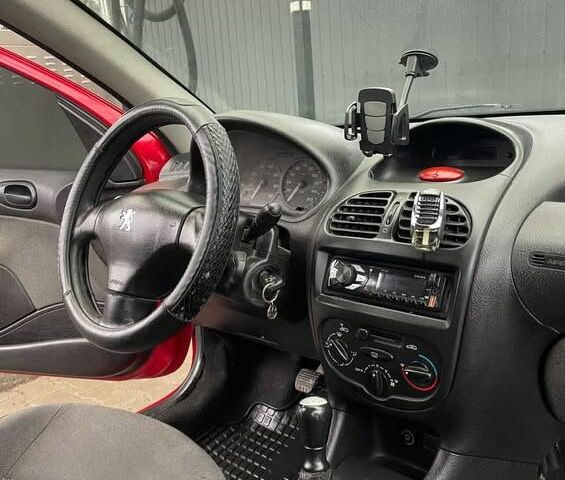 Красный Пежо 206, объемом двигателя 1.4 л и пробегом 133 тыс. км за 3500 $, фото 8 на Automoto.ua