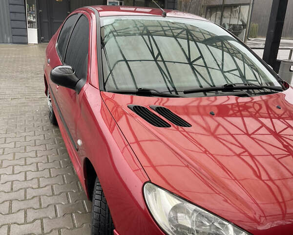 Красный Пежо 206, объемом двигателя 1.36 л и пробегом 133 тыс. км за 3800 $, фото 3 на Automoto.ua