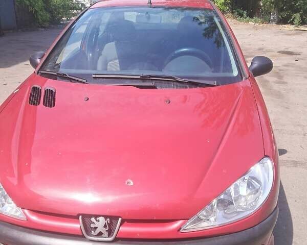 Красный Пежо 206, объемом двигателя 1.36 л и пробегом 118 тыс. км за 3500 $, фото 1 на Automoto.ua