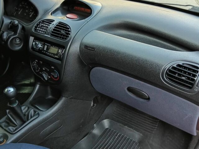 Червоний Пежо 206, об'ємом двигуна 1.1 л та пробігом 180 тис. км за 2200 $, фото 6 на Automoto.ua