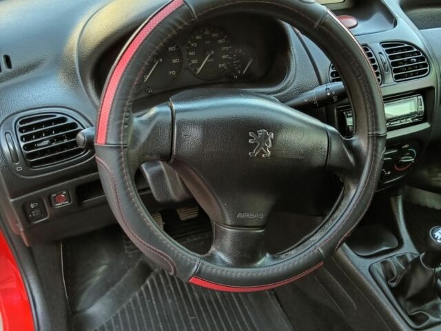 Червоний Пежо 206, об'ємом двигуна 1.1 л та пробігом 180 тис. км за 2200 $, фото 4 на Automoto.ua