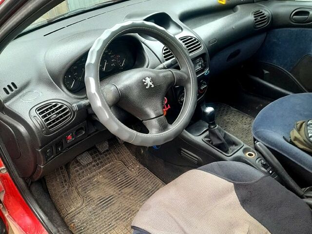 Пежо 206, объемом двигателя 1.4 л и пробегом 300 тыс. км за 2500 $, фото 3 на Automoto.ua