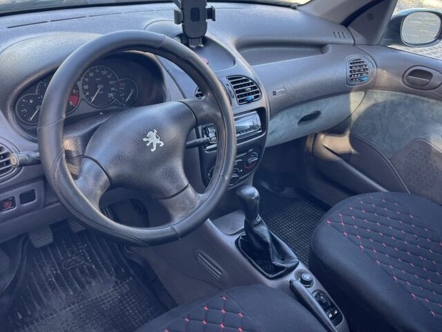 Пежо 206, объемом двигателя 1.6 л и пробегом 100 тыс. км за 1600 $, фото 4 на Automoto.ua