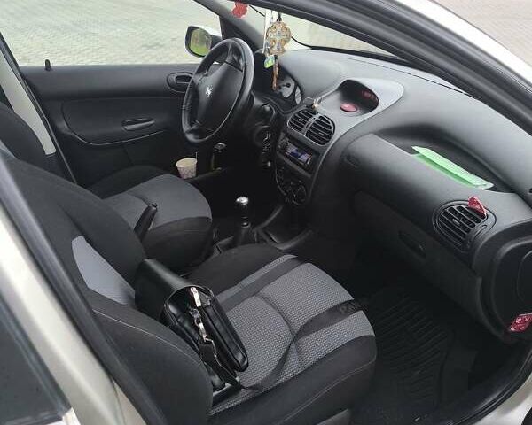 Пежо 206, объемом двигателя 1.1 л и пробегом 170 тыс. км за 2550 $, фото 3 на Automoto.ua