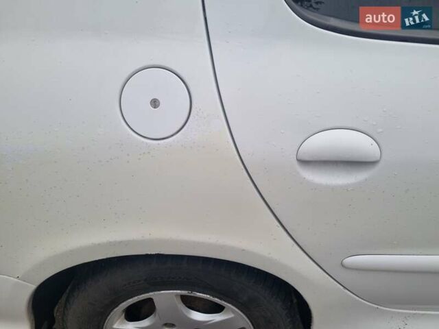 Пежо 206, объемом двигателя 1.4 л и пробегом 229 тыс. км за 3100 $, фото 11 на Automoto.ua