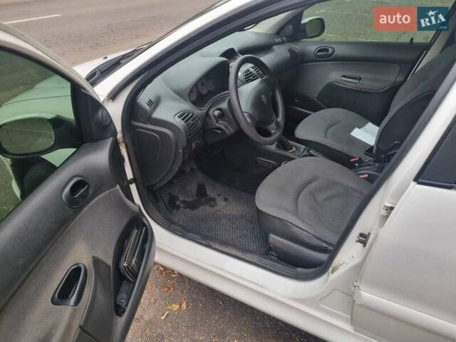 Пежо 206, объемом двигателя 1.4 л и пробегом 229 тыс. км за 3100 $, фото 5 на Automoto.ua