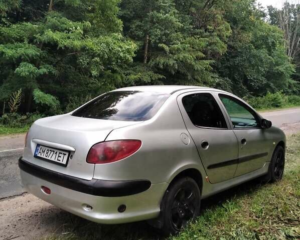 Пежо 206, объемом двигателя 1.36 л и пробегом 240 тыс. км за 3750 $, фото 5 на Automoto.ua