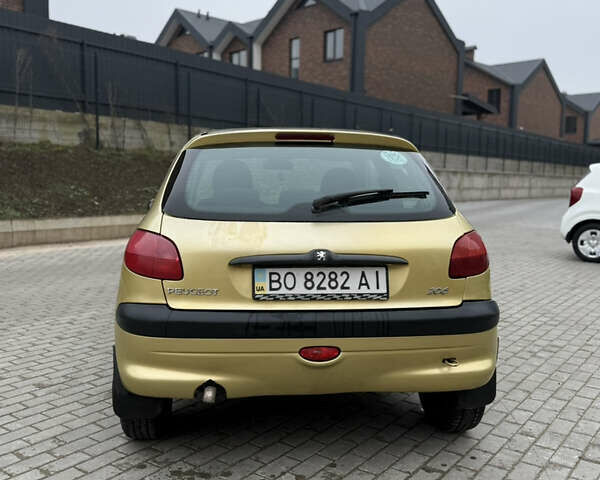 Желтый Пежо 206, объемом двигателя 1.36 л и пробегом 209 тыс. км за 3199 $, фото 6 на Automoto.ua