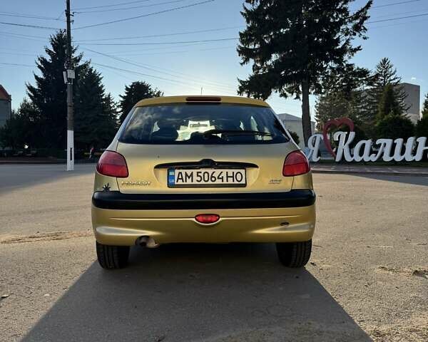 Желтый Пежо 206, объемом двигателя 1.12 л и пробегом 181 тыс. км за 2500 $, фото 3 на Automoto.ua