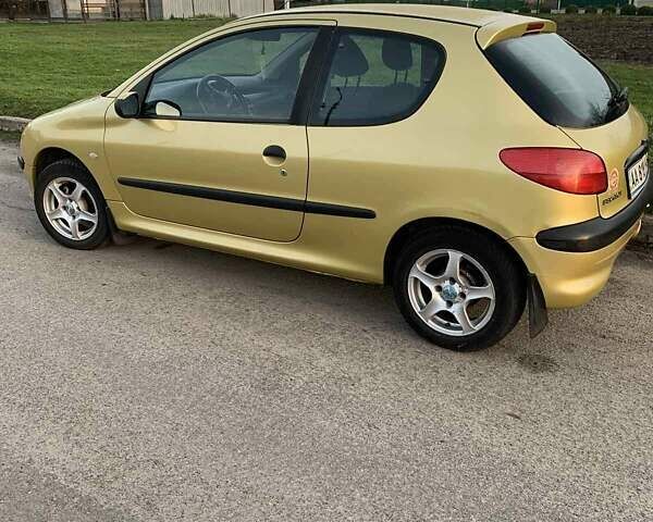 Желтый Пежо 206, объемом двигателя 1.4 л и пробегом 150 тыс. км за 3000 $, фото 1 на Automoto.ua
