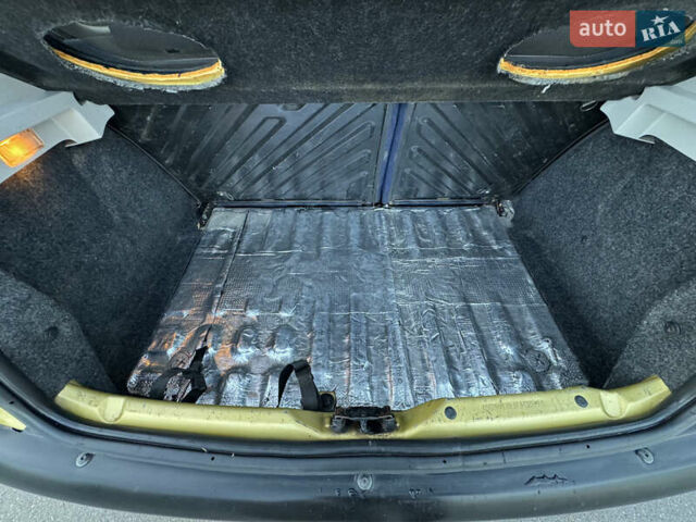 Желтый Пежо 206, объемом двигателя 1.12 л и пробегом 181 тыс. км за 2500 $, фото 12 на Automoto.ua