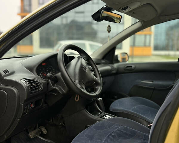 Желтый Пежо 206, объемом двигателя 1.36 л и пробегом 209 тыс. км за 3199 $, фото 7 на Automoto.ua