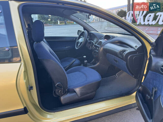 Желтый Пежо 206, объемом двигателя 1.12 л и пробегом 181 тыс. км за 2500 $, фото 19 на Automoto.ua