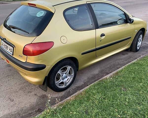 Желтый Пежо 206, объемом двигателя 1.4 л и пробегом 150 тыс. км за 3000 $, фото 5 на Automoto.ua