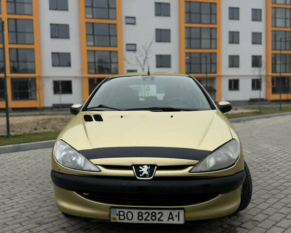 Желтый Пежо 206, объемом двигателя 1.36 л и пробегом 209 тыс. км за 3199 $, фото 1 на Automoto.ua