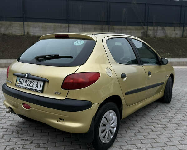Желтый Пежо 206, объемом двигателя 1.36 л и пробегом 209 тыс. км за 3199 $, фото 5 на Automoto.ua