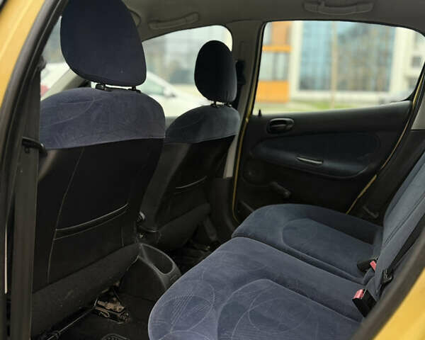 Желтый Пежо 206, объемом двигателя 1.36 л и пробегом 209 тыс. км за 3199 $, фото 10 на Automoto.ua