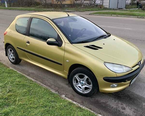 Желтый Пежо 206, объемом двигателя 1.4 л и пробегом 150 тыс. км за 3000 $, фото 3 на Automoto.ua