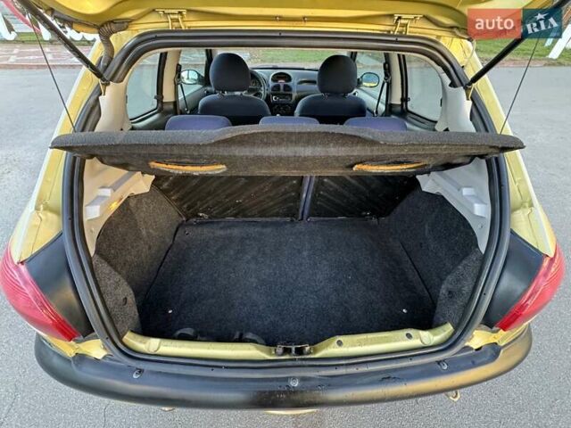 Желтый Пежо 206, объемом двигателя 1.12 л и пробегом 181 тыс. км за 2500 $, фото 8 на Automoto.ua