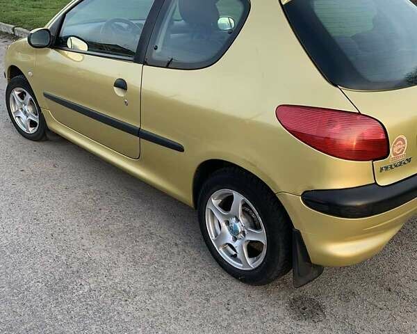 Желтый Пежо 206, объемом двигателя 1.4 л и пробегом 150 тыс. км за 3000 $, фото 2 на Automoto.ua