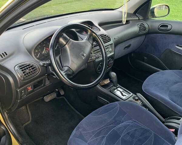 Желтый Пежо 206, объемом двигателя 1.4 л и пробегом 150 тыс. км за 3000 $, фото 7 на Automoto.ua