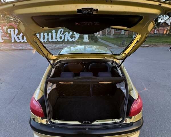 Желтый Пежо 206, объемом двигателя 1.12 л и пробегом 181 тыс. км за 2500 $, фото 7 на Automoto.ua