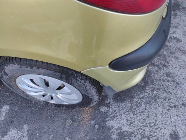 Жовтий Пежо 206, об'ємом двигуна 1.4 л та пробігом 210 тис. км за 2200 $, фото 4 на Automoto.ua