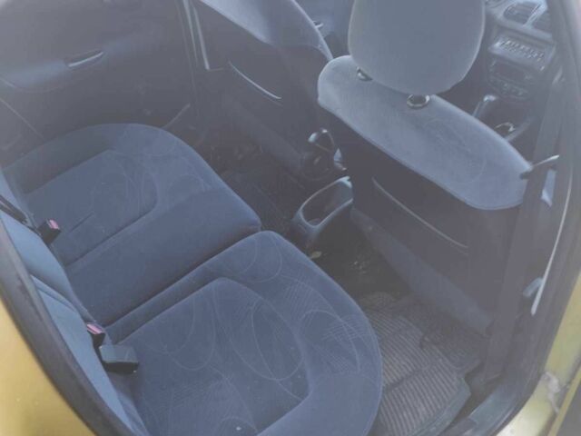 Жовтий Пежо 206, об'ємом двигуна 1.4 л та пробігом 210 тис. км за 2200 $, фото 6 на Automoto.ua