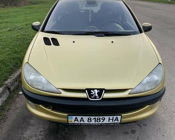 Желтый Пежо 206, объемом двигателя 1.4 л и пробегом 150 тыс. км за 3000 $, фото 4 на Automoto.ua